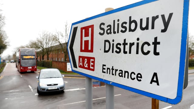 Strassenschild im englischen Salisbury mit dem Hinweis auf das Spital. Strassenschild im englischen Salisbury mit dem Hinweis auf das Spital.