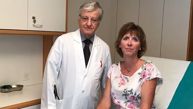 Arzt und Patientin im Zimmer Arzt und Patientin im Zimmer