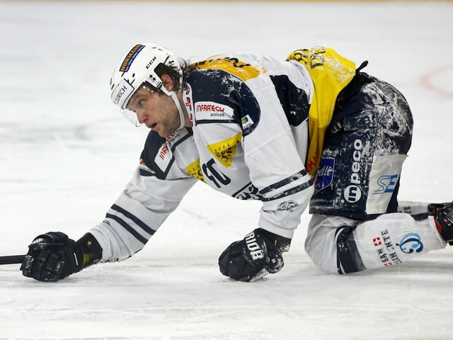 Jannik Fischer liegt am Boden Jannik Fischer liegt am Boden