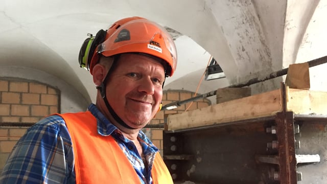 Kurt Brüllhart mit Helm und Signalweste Kurt Brüllhart mit Helm und Signalweste