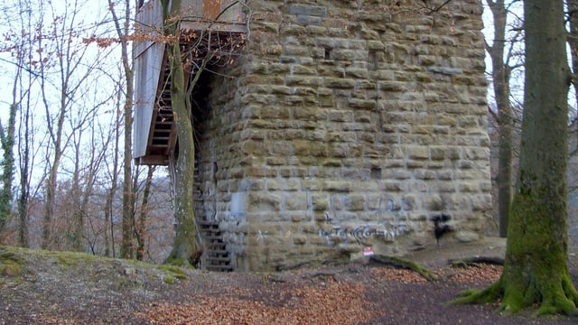 Die Basis des Burgturmes mit dem Treppenaufgang aus Holz