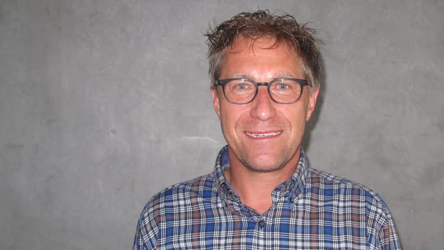 Ein Mann mit Karohemd und Brille. Ein Mann mit Karohemd und Brille.
