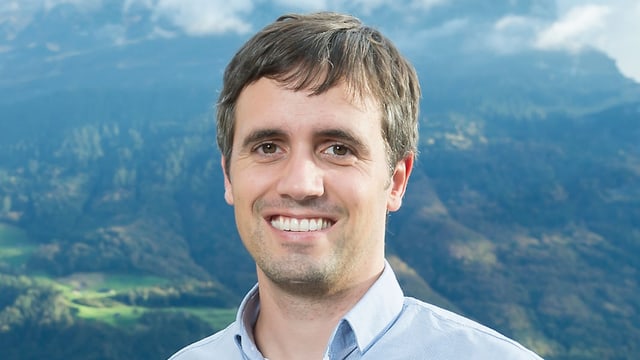 Mann vor einer Bergkulisse. Mann vor einer Bergkulisse.