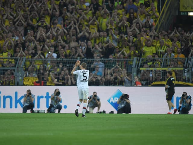 Leverkusens Sven Bender wird von der Dortmunder Südkurve gefeiert.