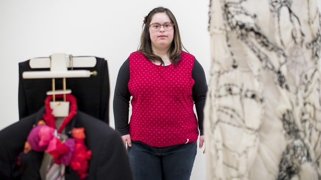 Junge Frau in der Ausstellung Junge Frau in der Ausstellung