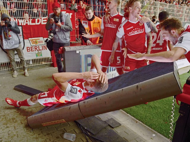 Jubelnde Spieler von Union Berlin.