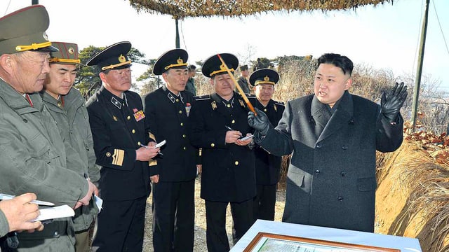 Kim Jong Un mit Armee-Chefs. Kim Jong Un mit Armee-Chefs.