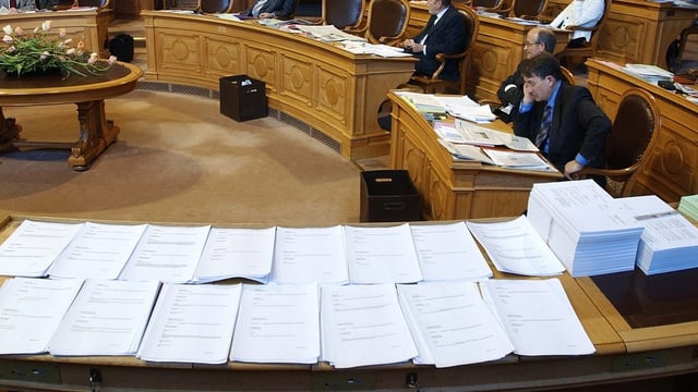 Stapel von Gesetzestexten im Ständerat. Stapel von Gesetzestexten im Ständerat.