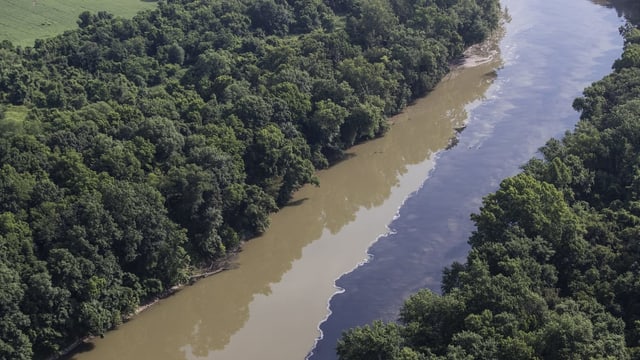 Dunkle Flüssigkeit in einem Fluss Dunkle Flüssigkeit in einem Fluss