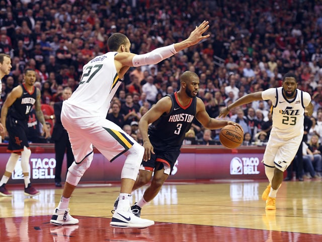 Houstons Chris Paul behauptet sich gegen die Jazz-Spieler. Houstons Chris Paul behauptet sich gegen die Jazz-Spieler.
