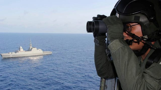 Soldat mit Feldstecher sucht aus der Luft das Meer aub Soldat mit Feldstecher sucht aus der Luft das Meer aub