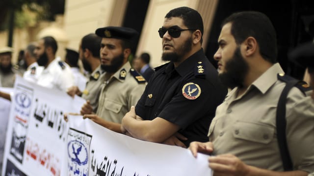 Polizisten und Beamte demonstrieren vor dem Aussenministerium in Kairo Polizisten und Beamte demonstrieren vor dem Aussenministerium in Kairo