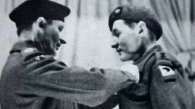 Feldmarschall Montgomery verleiht Bramall eine Medaille nach den Kämpfen in der Normandie. Feldmarschall Montgomery verleiht Bramall eine Medaille nach den Kämpfen in der Normandie.