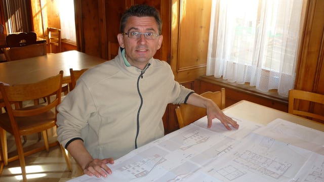 Flavio Pagnamenta cun ils plans per l'Hotel dalla Posta Flavio Pagnamenta cun ils plans per l'Hotel dalla Posta