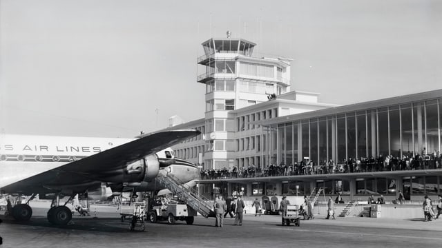 Tower neben Flugfeld Tower neben Flugfeld