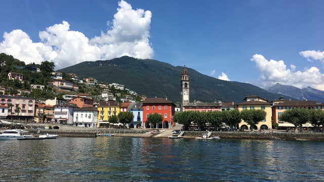 Blick vom See auf die Strandpromenade in Ascona. Blick vom See auf die Strandpromenade in Ascona.