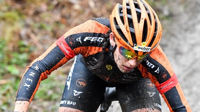 Frau fährt verdreckt auf einem Mountainbike Frau fährt verdreckt auf einem Mountainbike