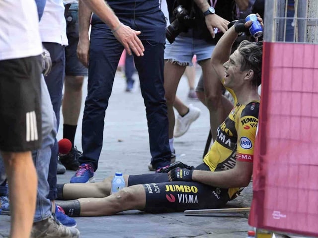 Wout van Aert nach seinem Sieg erschöpft auf dem Boden. Wout van Aert nach seinem Sieg erschöpft auf dem Boden.
