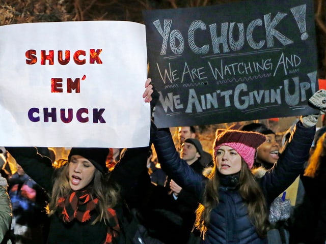 An einem «Resist Trump Tuesday» halten Frauen Transparente in die Höhe, die Schumer unterstützen. An einem «Resist Trump Tuesday» halten Frauen Transparente in die Höhe, die Schumer unterstützen.