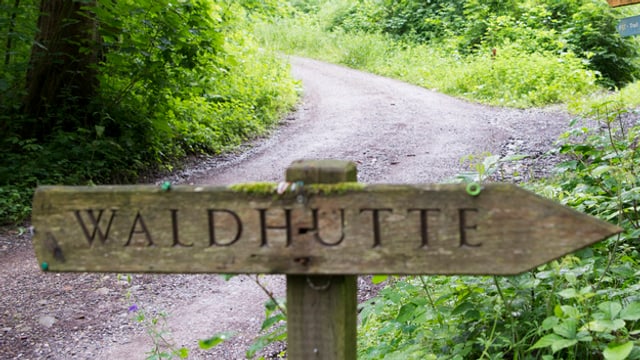 Hinweisschild mit der Aufschrift Waldhütte Hinweisschild mit der Aufschrift Waldhütte