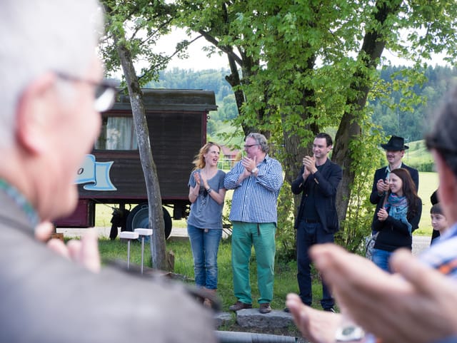Protagonisten in moderner Kleidung klatschen