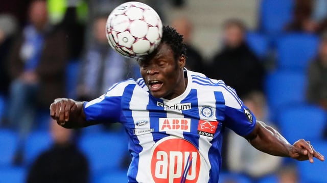 Taye Taiwo bei einem Kopfball. Taye Taiwo bei einem Kopfball.