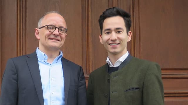 Hilfiker und Berner posieren vor dem Stadthaus Hilfiker und Berner posieren vor dem Stadthaus