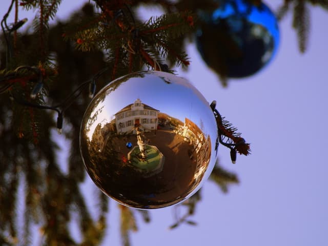 Dorfplatz in einer Weihnachtskugel.