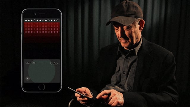 Steve Reich spielt «Clapping Music» auf dem Smartphone. Steve Reich spielt «Clapping Music» auf dem Smartphone.