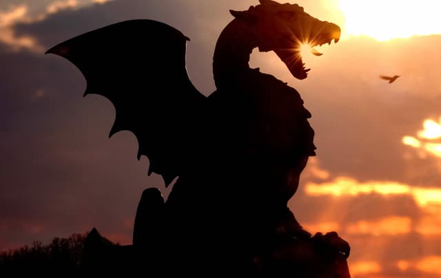 Ein Drache vor einem wolkigen Hintergrund. Ein Drache vor einem wolkigen Hintergrund.