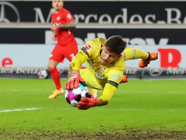 Gregor Kobel zeigt eine schöne Parade.