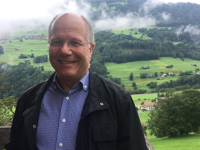 Walter Hartmann, manader da project per in implont da tir per las set vischnancas el è a Jenaz al stan da tir. Walter Hartmann, manader da project per in implont da tir per las set vischnancas el è a Jenaz al stan da tir.