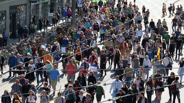 Leute auf der Strasse Leute auf der Strasse