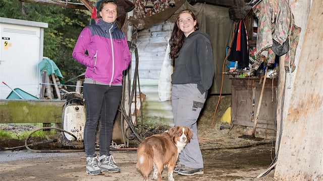 Zwei junge Frauen stehen vor einem Stall Zwei junge Frauen stehen vor einem Stall