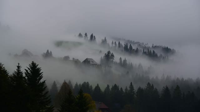 Nebel- und Wolkenfetzen über dem Emmental. Nebel- und Wolkenfetzen über dem Emmental.