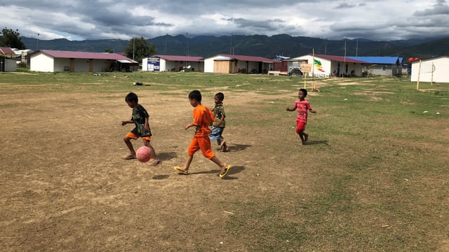 Kinder spielen Fussball in einem Barackenlager in Palu. Kinder spielen Fussball in einem Barackenlager in Palu.