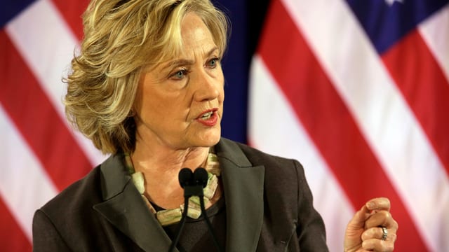 Hillary Clinton bei einer Rede vor einer US-Flagge. Hillary Clinton bei einer Rede vor einer US-Flagge.