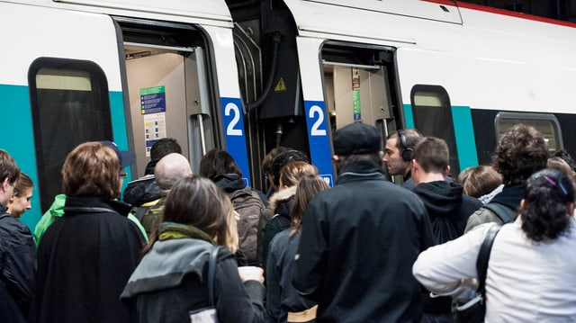 Viele Pendler vor einem SBB-Schnellzug Viele Pendler vor einem SBB-Schnellzug