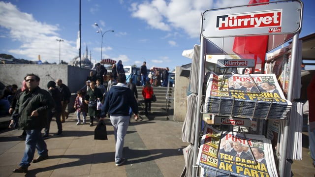 Zeitungsstand mit türkischen Zeitungen auf einem belebten Platz Zeitungsstand mit türkischen Zeitungen auf einem belebten Platz