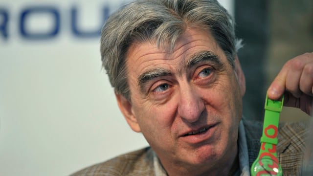 Konzernchef Nick Hayek präsentiert eine grün-rote Swatch-Uhr. Konzernchef Nick Hayek präsentiert eine grün-rote Swatch-Uhr.