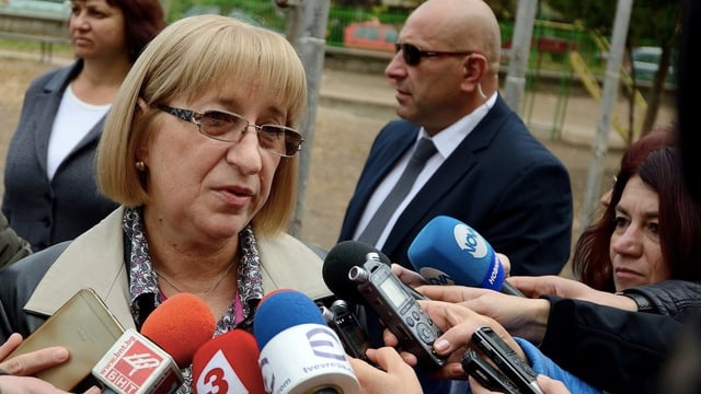 Zezka Zatschewa gibt Journalisten nach ihrer Stimmabgabe Auskunft. Zezka Zatschewa gibt Journalisten nach ihrer Stimmabgabe Auskunft.