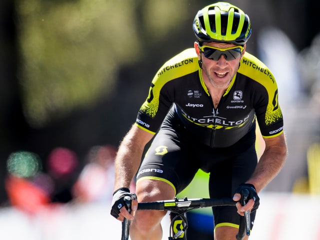 Michael Albasini steigt aus dem Sattel. Michael Albasini steigt aus dem Sattel.