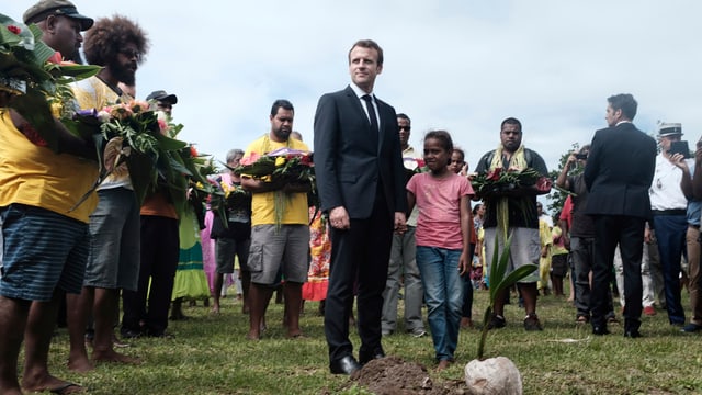 Macron mit Einheimischen Macron mit Einheimischen