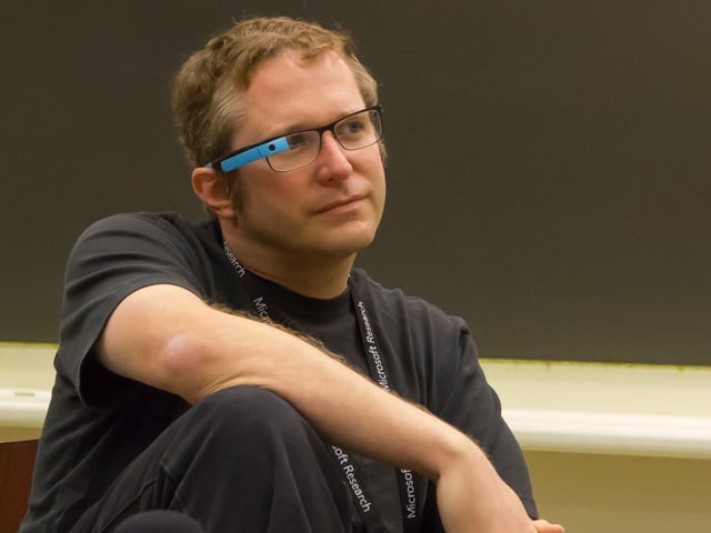 Thad Starner, Professor am Georgia Tech College, mit seiner blauen Google-Brille. Thad Starner, Professor am Georgia Tech College, mit seiner blauen Google-Brille.