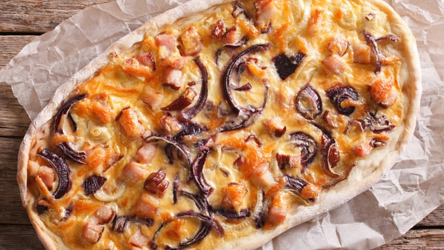 Eine Pizza mit Gemüse-Resten. Eine Pizza mit Gemüse-Resten.