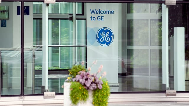 GE-Logo beim Eingang eines Firmengebäudes GE-Logo beim Eingang eines Firmengebäudes