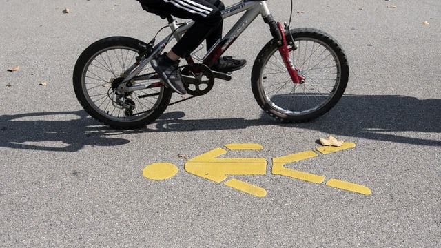 Neu dürfen Kinder bis 12-jährig mit dem Velo auf dem Trottoir fahren. Neu dürfen Kinder bis 12-jährig mit dem Velo auf dem Trottoir fahren.