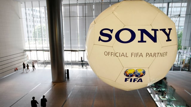 Übergrosser Fussball mit der Aufschrift Sony und Fifa im Sony-Hauptquartier als Symbol für die Partnerschaft