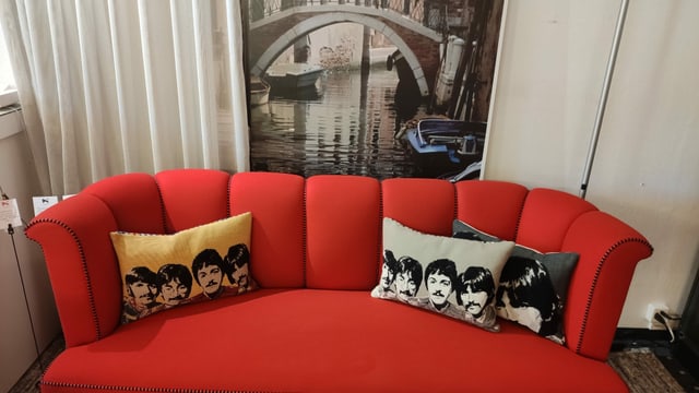 Ein Sofa mit Kissen Ein Sofa mit Kissen