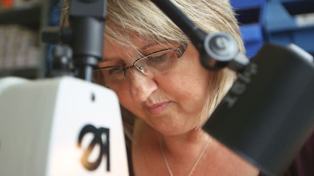 Schneiderin Lilly Baumgartner an ihrer Nähmaschine. Schneiderin Lilly Baumgartner an ihrer Nähmaschine.